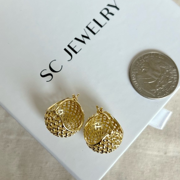 LAST 1🔥 Basketweave Huggie Earrings | 14K Gold Plated | Dainty Waterproof Jewelr - Picture 6 of 13